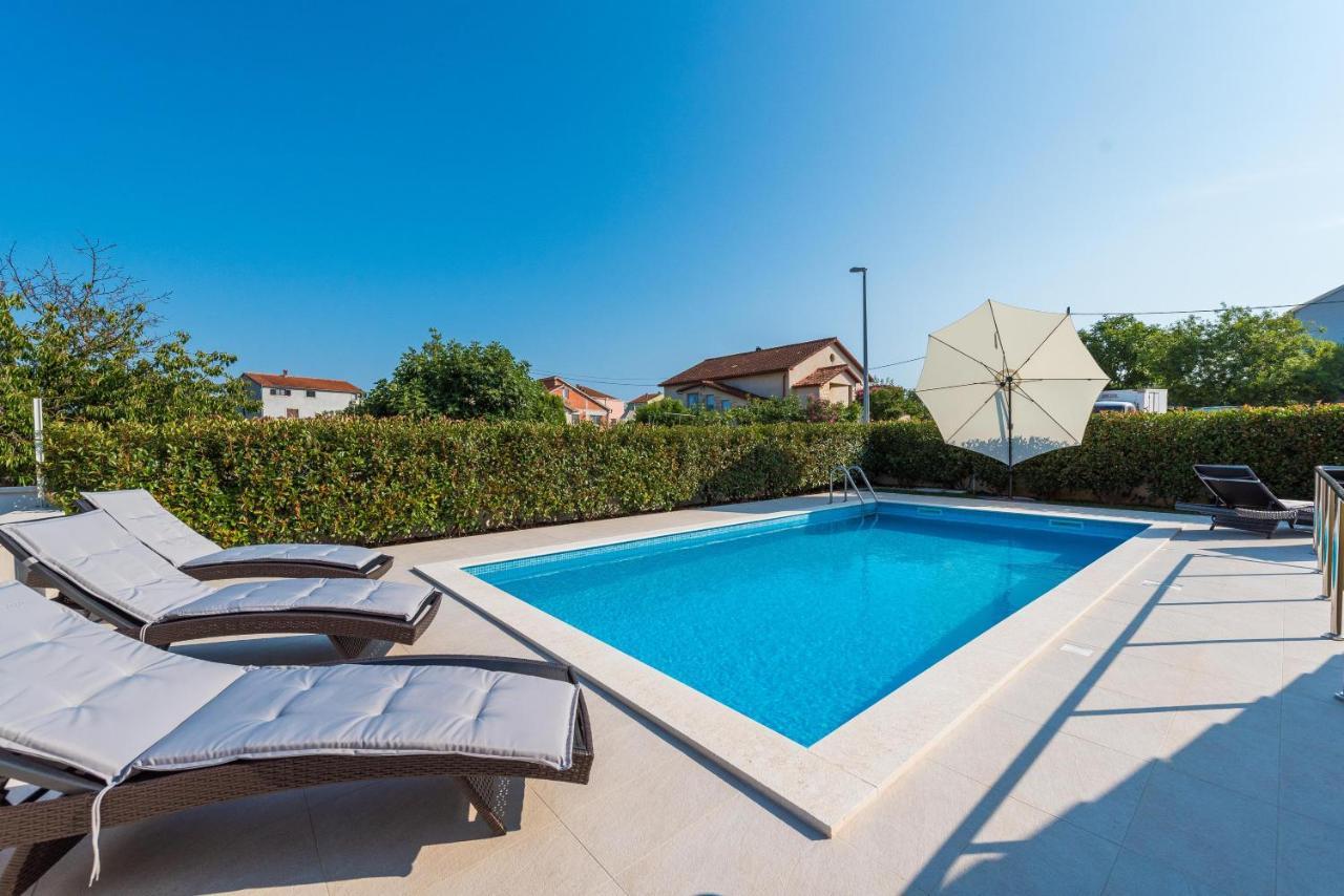 Villa Petra S Bazenom, Rostiljem I Parkingom Задар Екстериор снимка