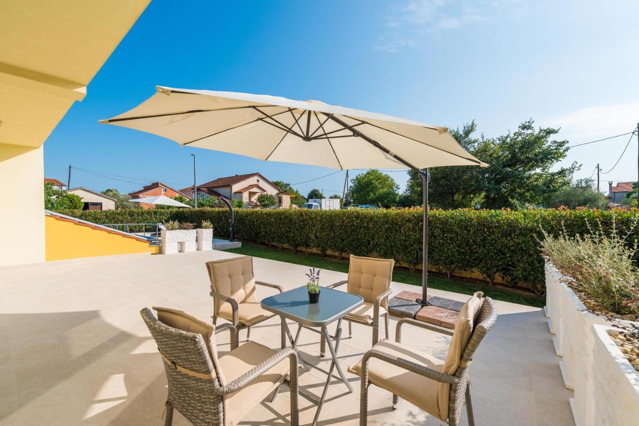 Villa Petra S Bazenom, Rostiljem I Parkingom Задар Екстериор снимка