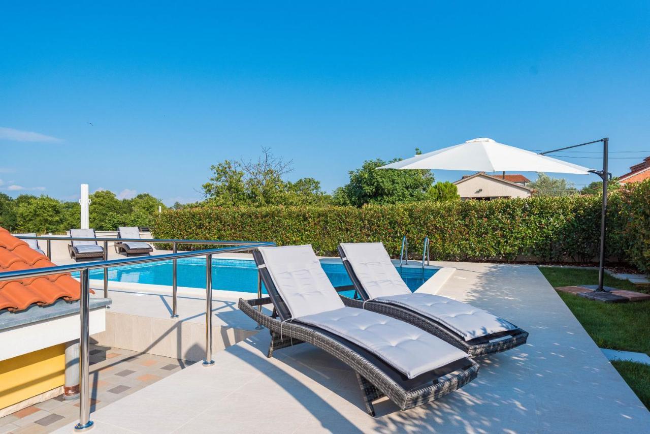Villa Petra S Bazenom, Rostiljem I Parkingom Задар Екстериор снимка
