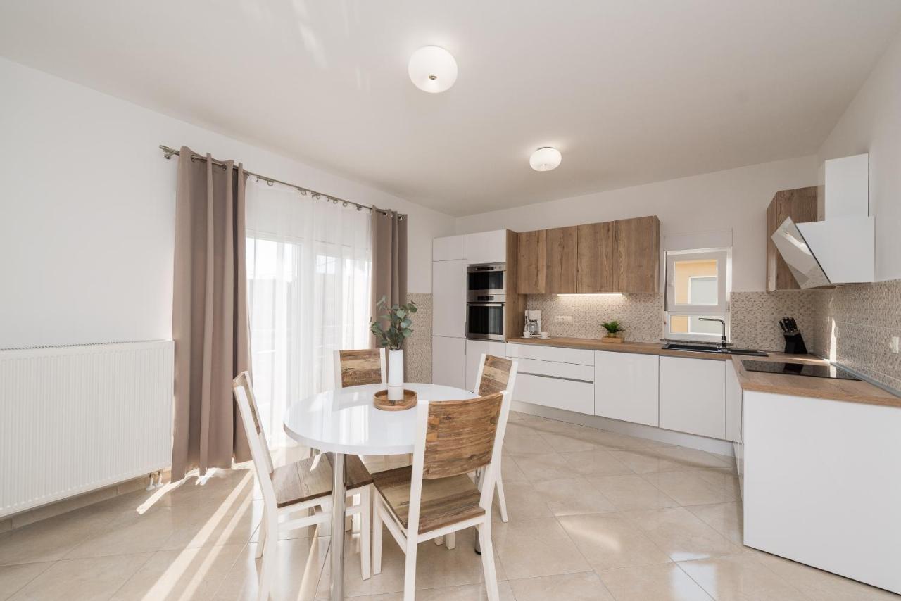 Villa Petra S Bazenom, Rostiljem I Parkingom Задар Екстериор снимка