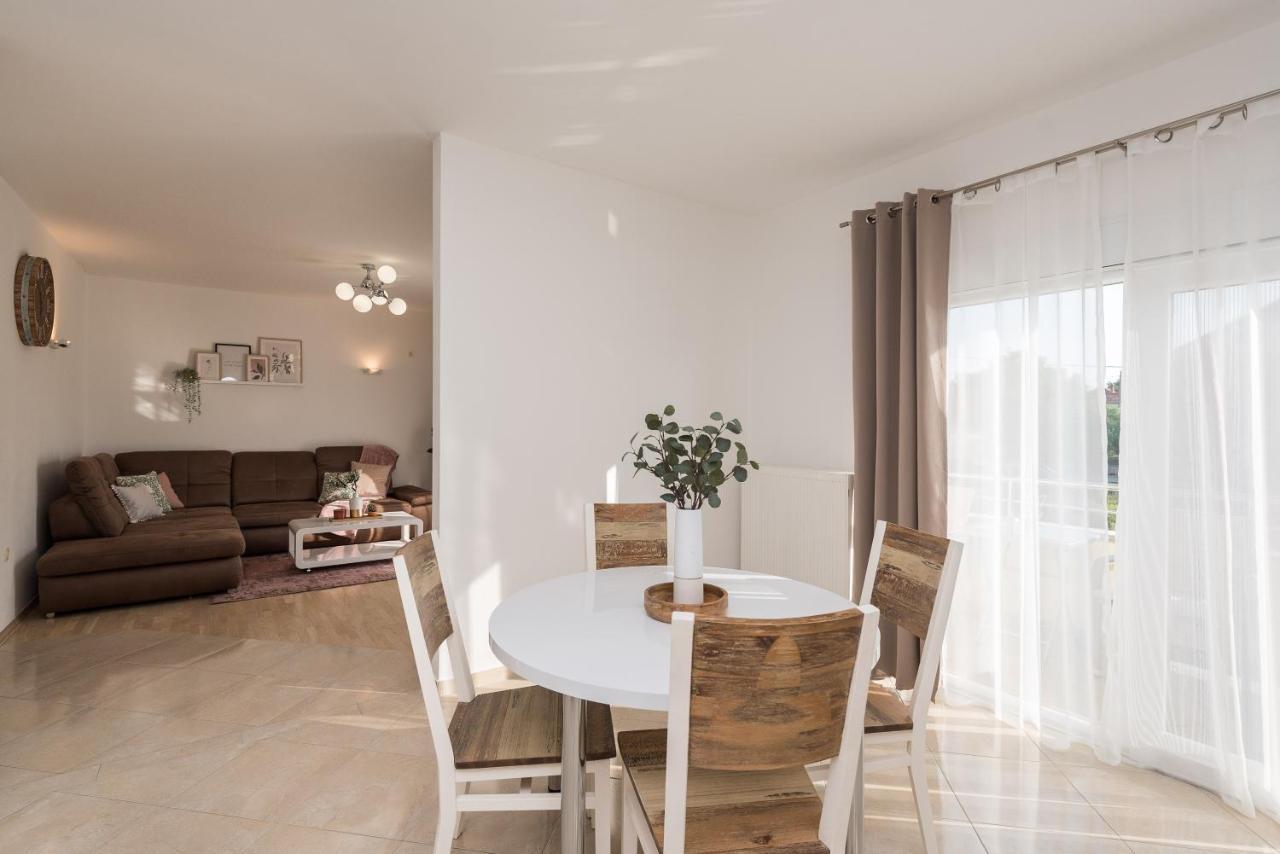 Villa Petra S Bazenom, Rostiljem I Parkingom Задар Екстериор снимка