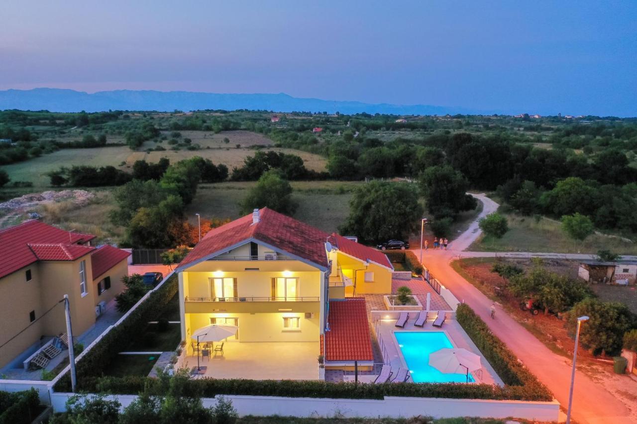 Villa Petra S Bazenom, Rostiljem I Parkingom Задар Екстериор снимка