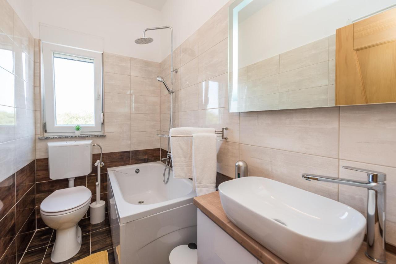 Villa Petra S Bazenom, Rostiljem I Parkingom Задар Екстериор снимка