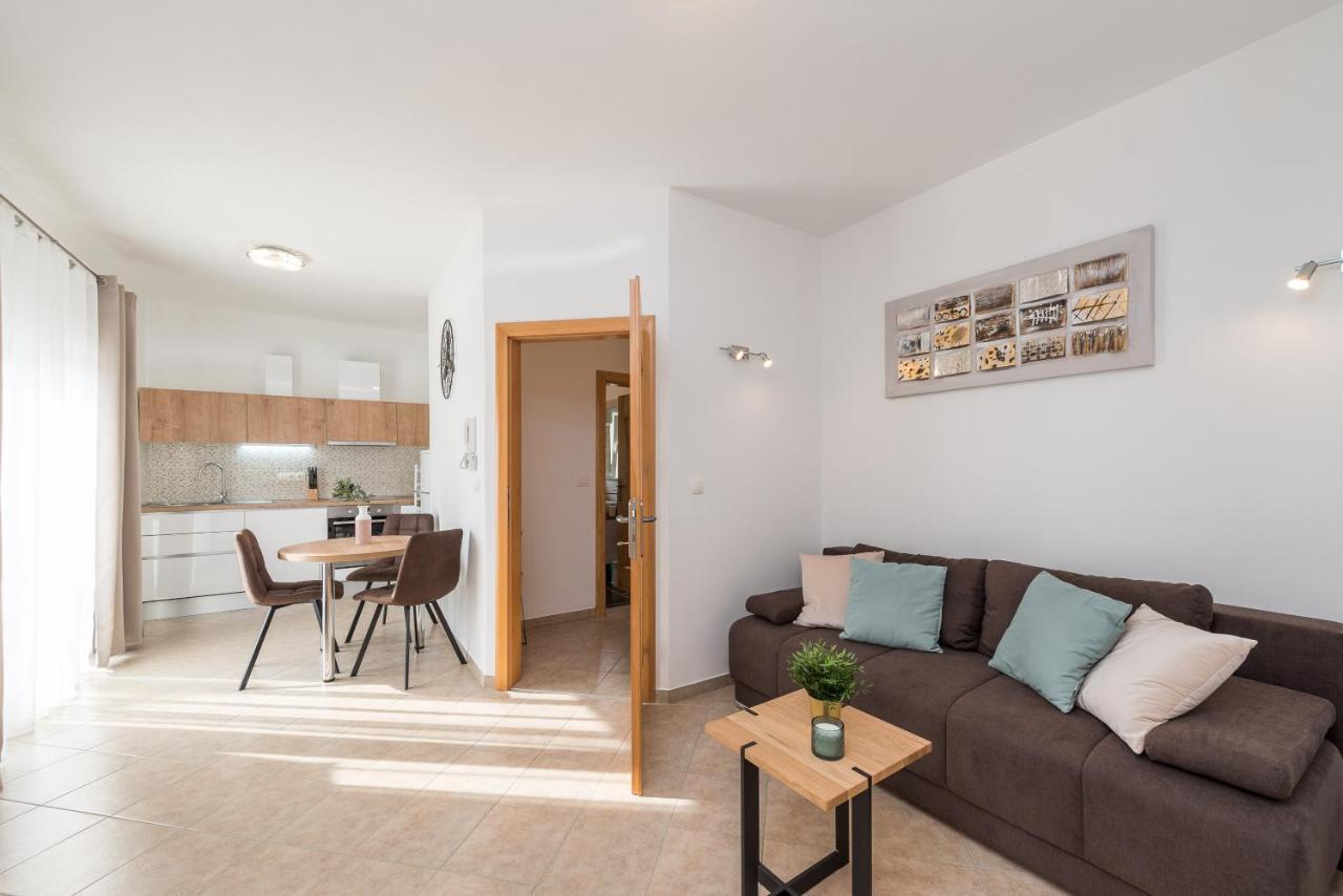 Villa Petra S Bazenom, Rostiljem I Parkingom Задар Екстериор снимка