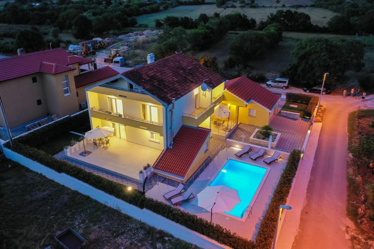 Villa Petra S Bazenom, Rostiljem I Parkingom Задар Екстериор снимка