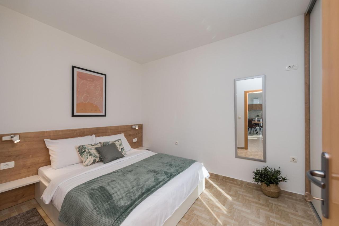 Villa Petra S Bazenom, Rostiljem I Parkingom Задар Екстериор снимка