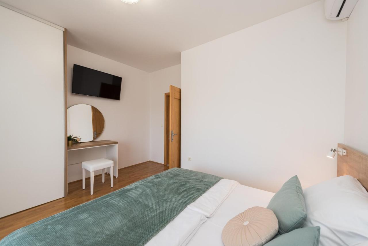 Villa Petra S Bazenom, Rostiljem I Parkingom Задар Екстериор снимка